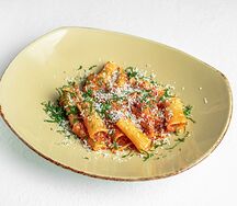 Ригатони с рагу из утки в овощном соусе