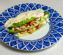 Римский салат с креветками, томатами и соусом Бьянко