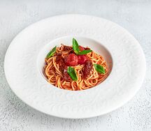 Лингвини Помадоро с сыром Буррата и разными томатами