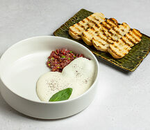 Тартар из говядины с муссом грана падано