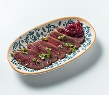 Сыровяленая утка с мармеладом из красного лука