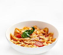 Фарфалле с моцареллой, пармезаном и томатами черри