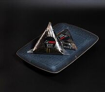 Онигири с лососем терияке