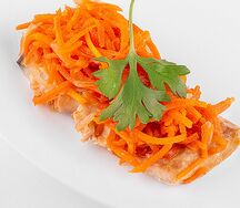 Кета, запеченная под овощами