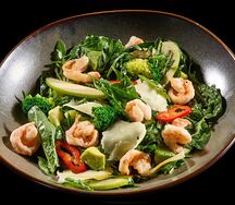 Зелёный салат с яблоком и  креветками