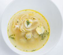 Лапша с домашней курицей и перепелиным яйцом