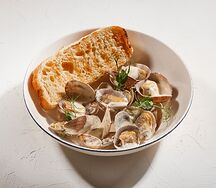 Вонголе ин сальса алла сенапе