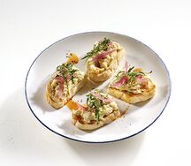 Брускетта мерлуццо мантикато