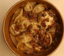 Пельмени с соусом Охотничий