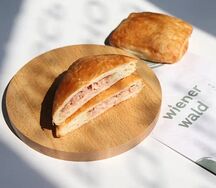 Слойка с ветчиной и моцареллой