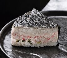 Онигири с лососем и кальмаром