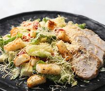 Салат Цезарь с курицей