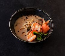 Том ям с лососем и креветками