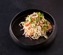 Лапша удон с курицей и ореховым соусом