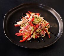 Острый салат с фунчезой и курицей