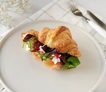Круассан с лососем