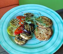 Котлетки из индейки с овощами-гриль