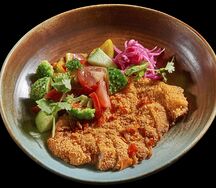 Торикацу со свежими овощами и курицей