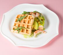 Венские вафли с креветками и авокадо