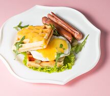 С хот-догом, глазуньей и овощами