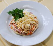 Салат с кукурузой, колбасой и морковью