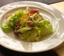 Салат с курицей и виноградом