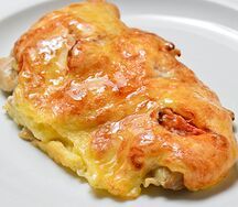 Курица с помидорами и сыром