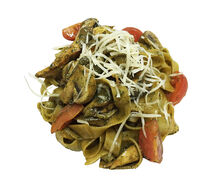 Феттуччине с курицей и грибами в соусе песто