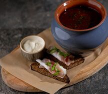 Борщ с говядиной, бородинским хлебом и салом