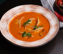 Гедза с креветкой и курицей в бульоне том ям