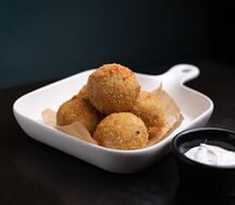 Картофельный крокет с красной рыбой и сливочно-чесночным соусом