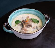 Сливочный суп с копченым цыпленком и грибами