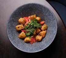 Салат с баклажанами, томатами и кинзой