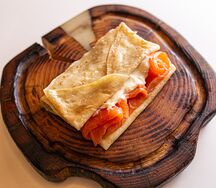 Блин с лососем и сливочным сыром