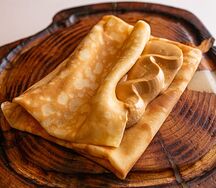 Блин с вареной сгущенкой, сливочным сыром и печеньем