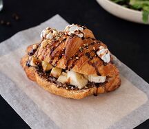 Круассан с Нутеллой и бананом