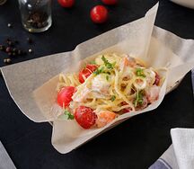 Спагетти с лососем, томатами черри и сыром пармезан в сливочном соусе