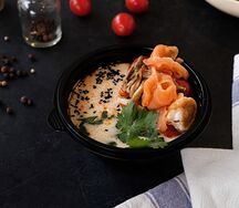 Том ям с креветками и лососем