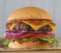 Бургер с говядиной и беконом