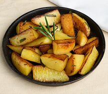 Запеченные картофельные дольки с розмарином