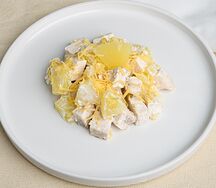 Салат с курицей и ананасом