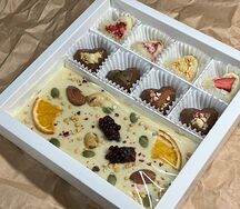 Шоколадные конфеты и плитка из белого шоколада