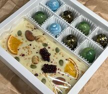 Авторские конфеты и плитка из белого шоколада