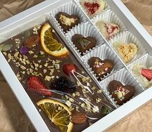 Шоколадные конфеты и плитка из молочного шоколада