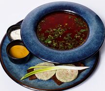 Борщ с говядиной, салом и гренками