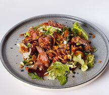 Салат с ростбифом, вялеными томатами и устричным соусом
