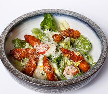 Салат с хрустящей курицей и сметанно-чесночным соусом