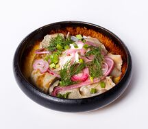 Грузди со сметаной и маринованным луком