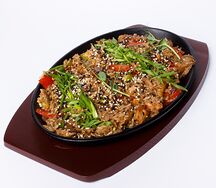 Жареный рис с филе бедра и овощами