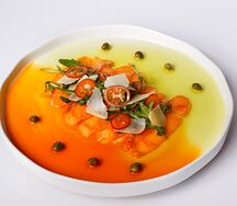 Карпаччо из лосося с рукколой и пармезаном